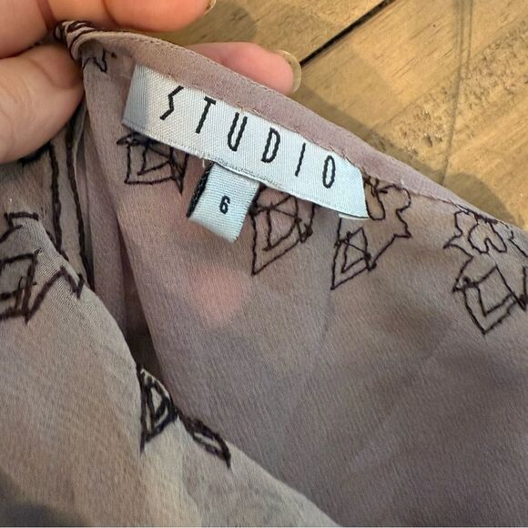 Elegant Mauve 2-layer Cocktail Dress with Intricate Detailing
Size 2 - Picture 7 of 7